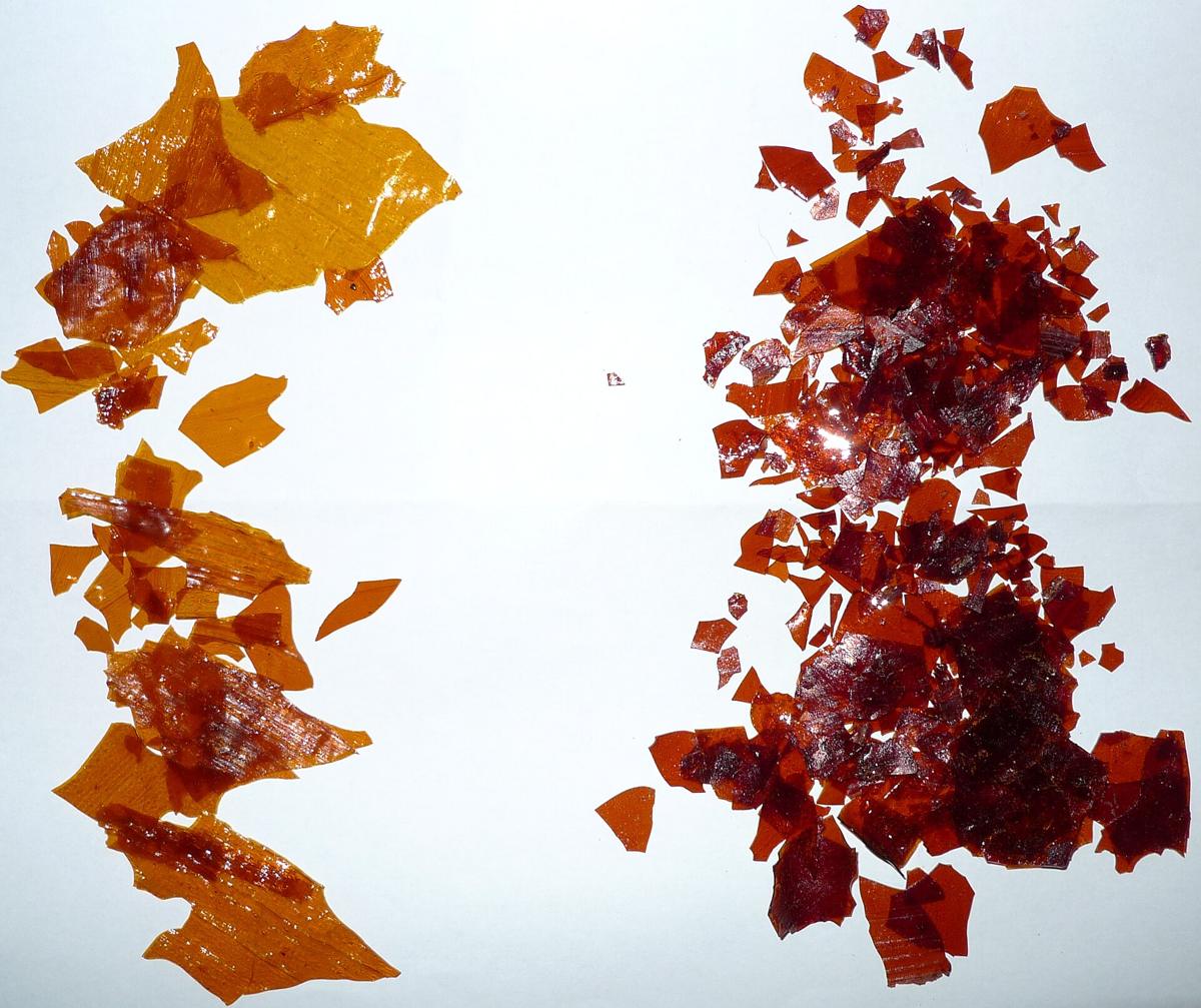 Shellac flakes in two shades, amber and dark red